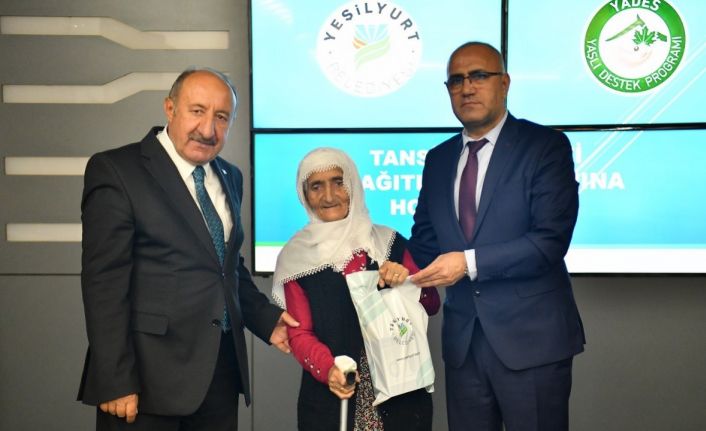 Yeşilyurt Belediyesi’nden ihtiyaç sahibi yaşlılara tansiyon aleti desteği