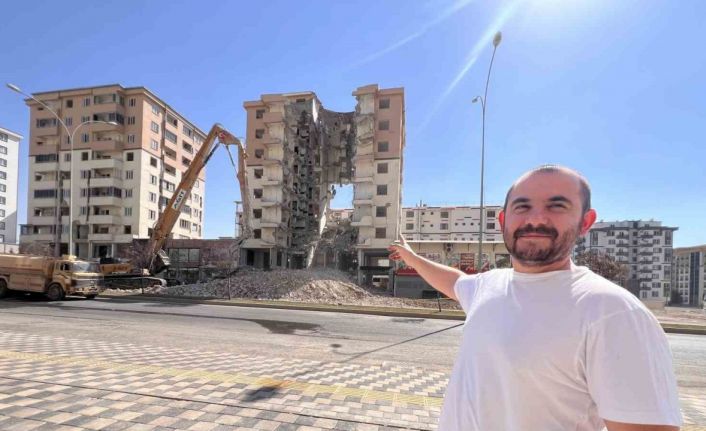 Yıkım çalışması sürüyor: Ortasında dev boşluk kalan bina dikkat çekti