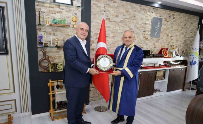 Yılın ‘Fahri Ahisi’ seçilen Yahyalı Belediye Başkanı Esat Öztürk’e ahilik kaftanı giydirildi