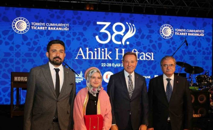 Yılın Türkiye Çırağı Rahime Nur Altın, ödülünü Bakan Bolat’tan aldı
