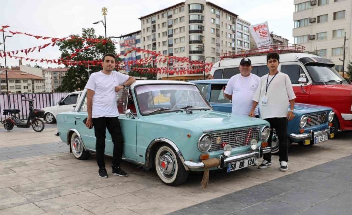 Yıllara meydan okuyan klasik otomobiller görücüye çıktı
