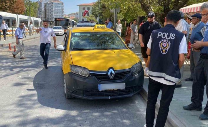 Yıprandığı için gözükmeyen yaya geçidinin çevresinde korkutan kaza