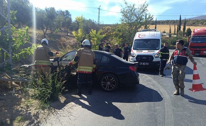 Yol kenarına devrilen otomobilin sürücüsü yaralandı