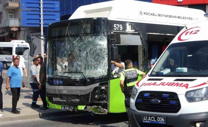 Yolcu otobüsü ile kamyonet çarpıştı: 1’i çocuk 6 yaralı