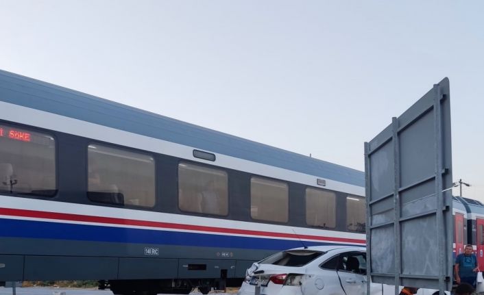 Yolcu treni otomobile çarptı: 1 yaralı
