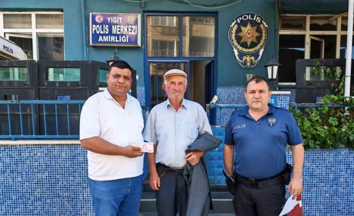 Yolda bulduğu parayı sahibine teslim etti