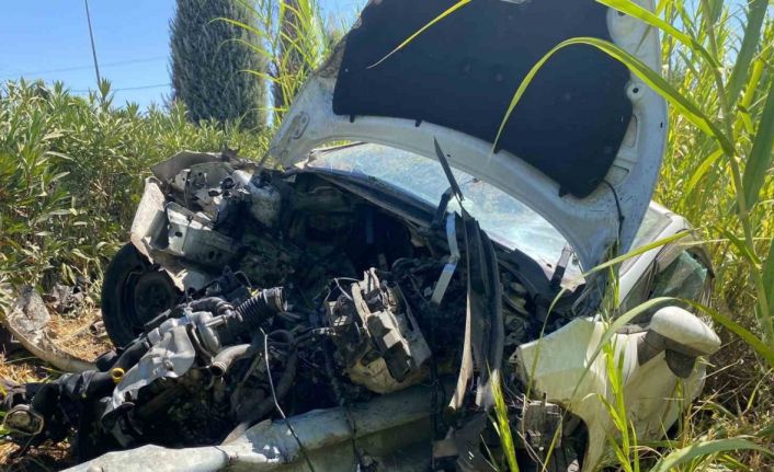 Yoldan çıkan otomobilin motoruna demir bariyer saplandı: 1 yaralı