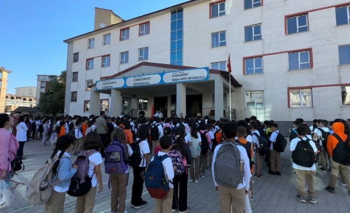 Yüksekova’da yeni dönem başladı: Okullar öğrenci sesleriyle yankılandı