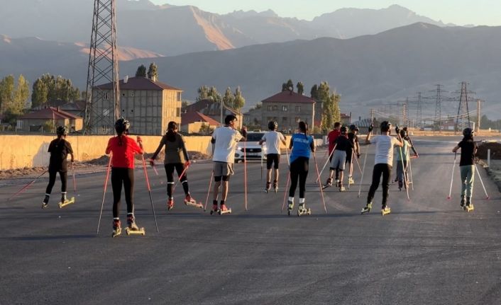 Yüksekovalı kayakçılar can güvenliği olmayan yollarda ter döküyor