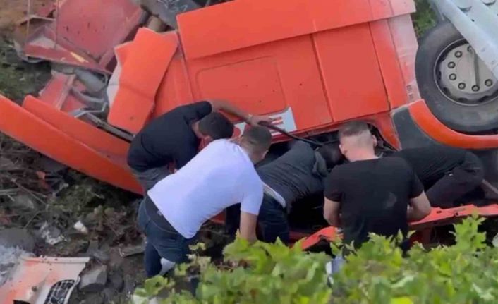 Zonguldak-Ereğli kara yolunda tır devrildi: 1 yaralı