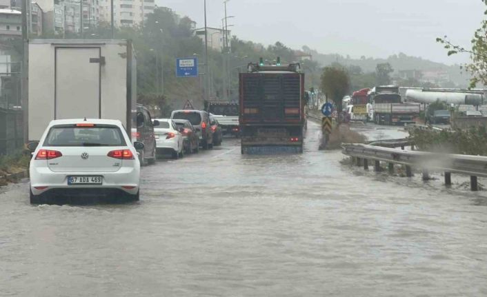 Zonguldak’ta şiddetli yağış ulaşımı aksattı