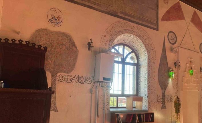 139 yıllık caminin kıbleye bakan duvarına yerleştirilen kombi tepki çekti