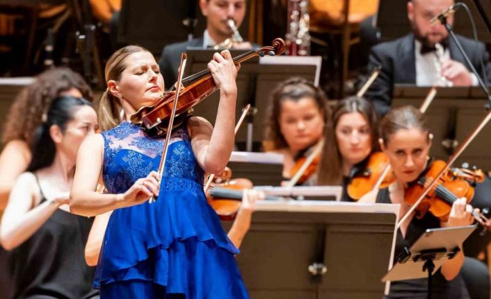 175 yıllık kemanla büyüleyen performans