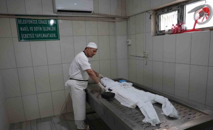 19 yıllık gassal, cenazenin nasıl yıkanacağını uygulamalı olarak anlattı