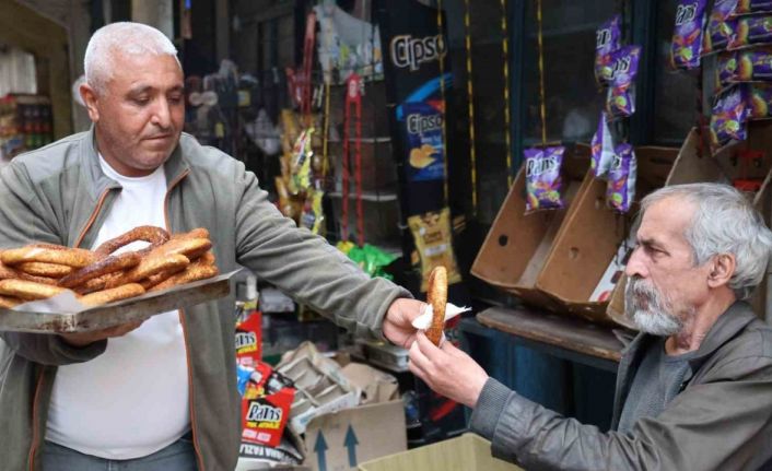 20 yıl simit sattı, 49 yaşında atanınca annesi inanmadı