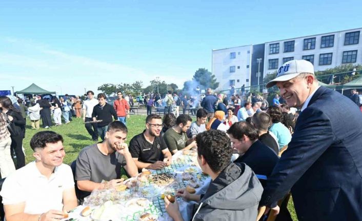 2 saatte 3 ton hamsi yediler