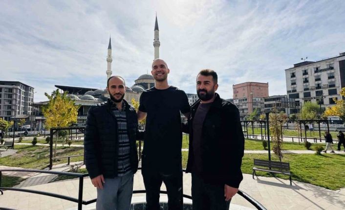 35 ülke gezen Amerikalı Yüksekova’ya ulaştı