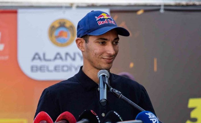 3’üncü kez Dünya Şampiyonu olan Toprak Razgatlıoğlu, memleketi Alanya’da coşkuyla karşılandı