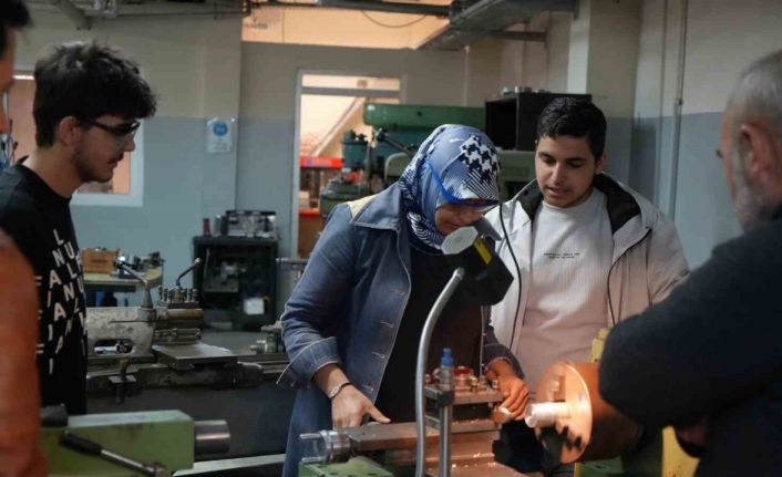 45 yaşında üniversiteye başladı, endüstriyel kalıpçılık bölümünün tek kadın öğrencisi oldu