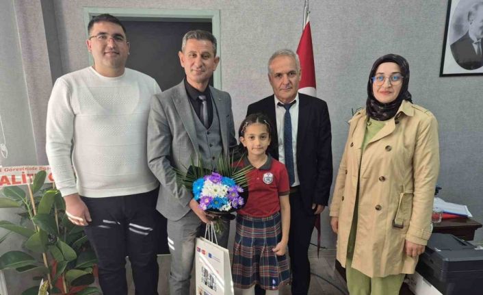 50 metre serbest yüzmede Türkiye rekoru kıran öğrenci ödüllendirildi