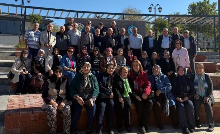 57 yıl sonra ilkokul öğretmenleriyle buluştular