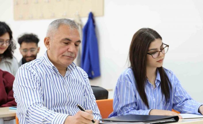 58 yaşındaki dede, 18 yaşındaki torunuyla aynı üniversitede okuyor