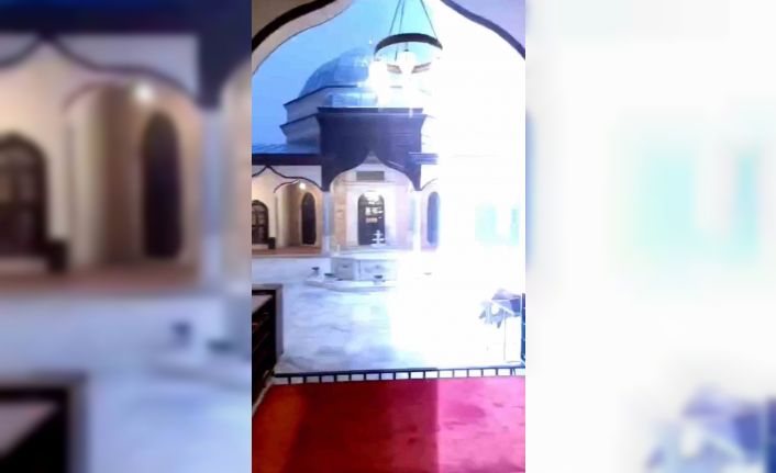 596 yıllık tarihi caminin kubbesine böyle yıldırım düştü