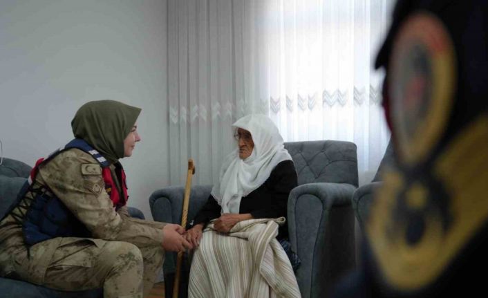 97 Yaşındaki Rabiye ninenin asker sevgisi: "Biz Türk’üz, onlar  benim evladım"