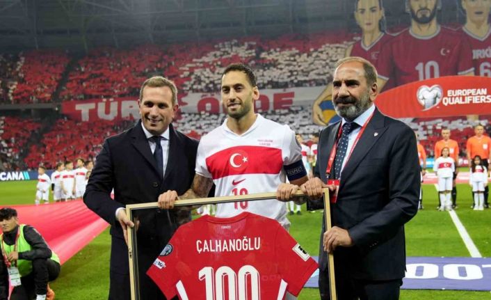 A Milli Takım’da 100. maçına çıkan Hakan Çalhanoğlu’na plaket