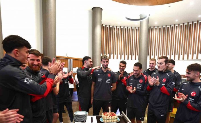 A Milli Takım’da Atakan Karazor’un doğum günü kutlandı