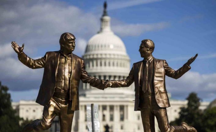 ABD’de Trump ve Epstein’ın el ele tasvir edildiği heykel eski yerine yerleştirildi