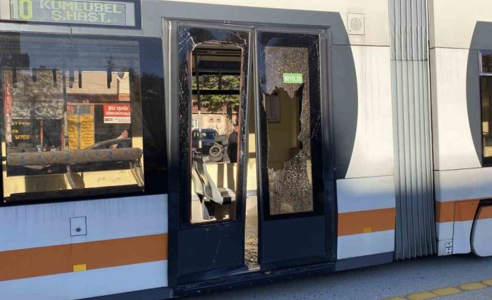 Açık bırakılan servis kapısına tramvay çarptı: 3 yaralı