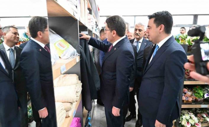 Adalet Bakanı Tunç, tutuklu ve hükümlülerin ürettiği ürünleri inceledi