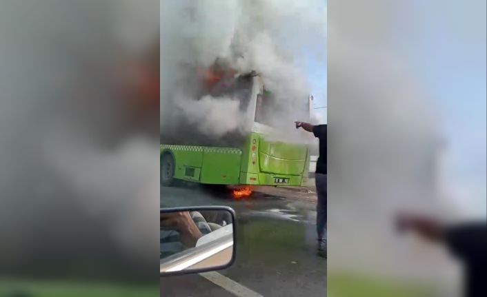 Adana’da belediye otobüsü alev alev yandı