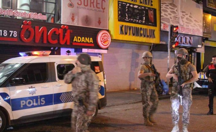 Adana’da çay ocağına kurşun yağmuru: Polis aracı hedef oldu