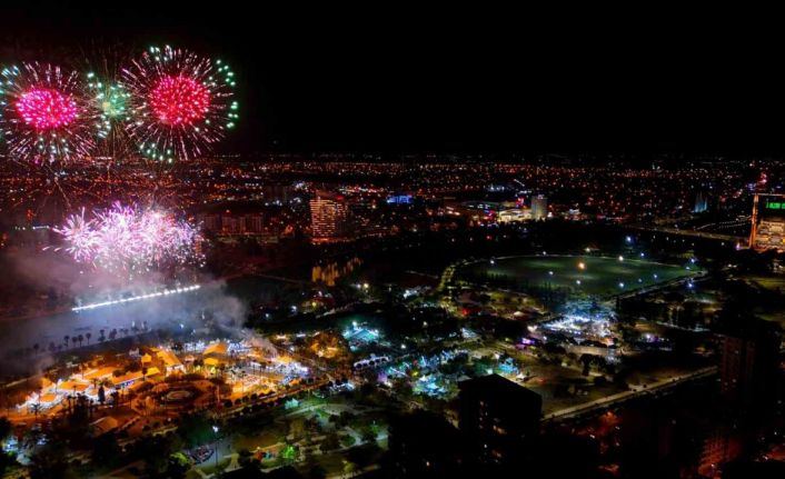 Adana’da dron, lazer ve havai fişek gösterisi, görsel şölene sahne oldu