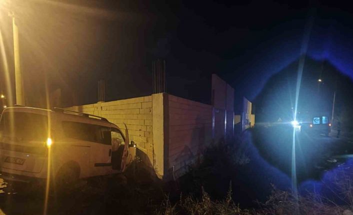 Adana’da iki hafif ticari araç çarpıştı: 1 ölü, 2 yaralı