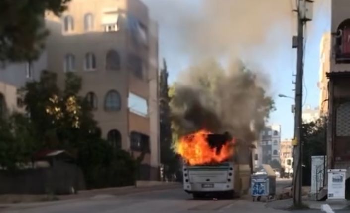 Adana’da park halindeki halk otobüsü yandı