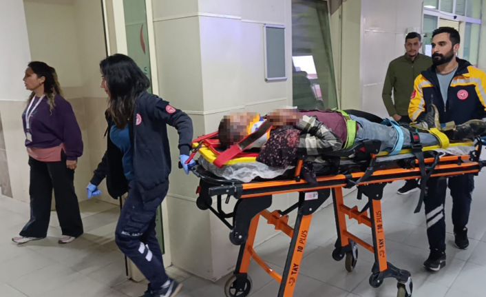 Adana’da tarım işçilerini taşıyan minibüs devrildi: 11 yaralı