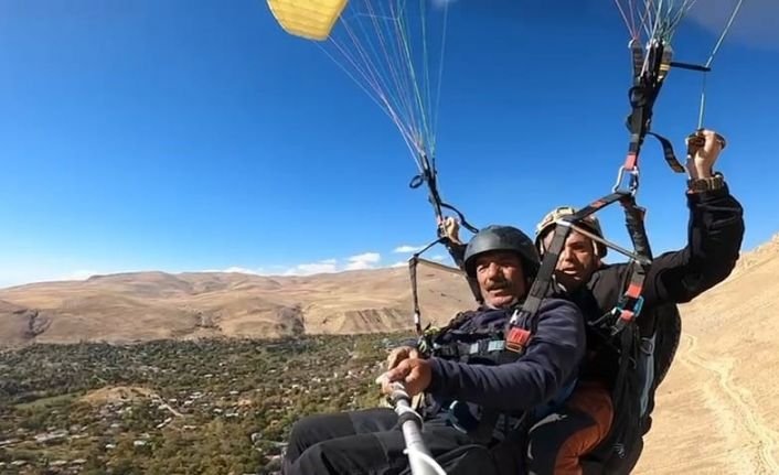 Adilcevaz semalarında yamaç paraşütü heyecanı