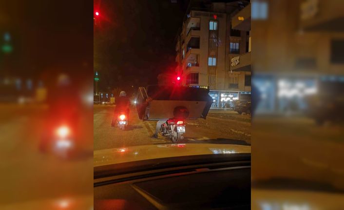 Adıyaman’da ilginç görüntü: Motosikletle koltuk taşıdı