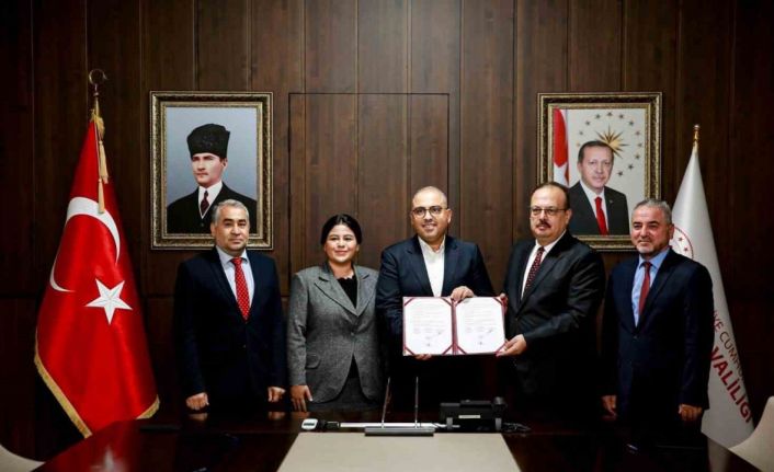 ADÜ İlahiyat Fakültesi’nde yapılacak olan cami için imzalar atıldı