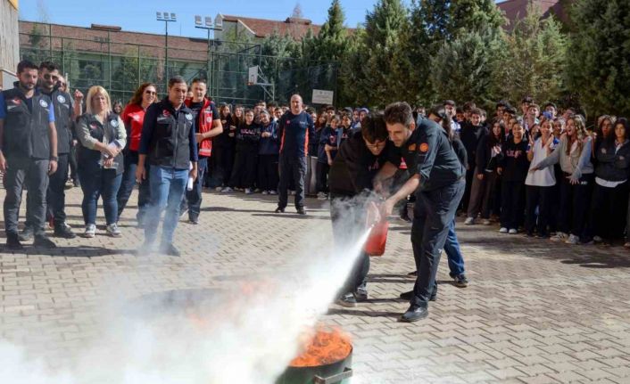 Afet Risklerinin Azaltılması Gününde öğrencilere uygulamalı eğitim
