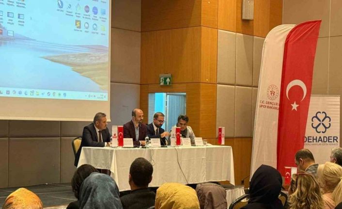 Afetten etkilenen gençler için ’Aile ve Medya Bilinci’ paneli düzenlendi