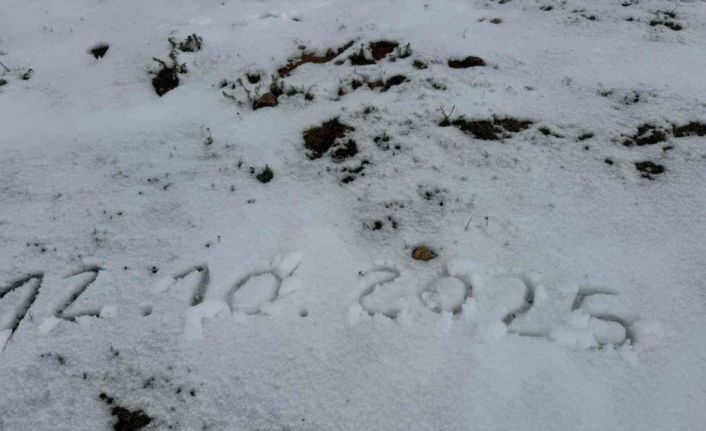 Afyonkarahisar’da mevsimin ilk karı düştü