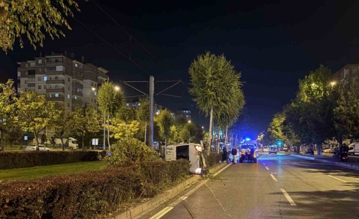 Ağacı devirip, yan yatan araçtan burunları bile kanamadan çıktılar