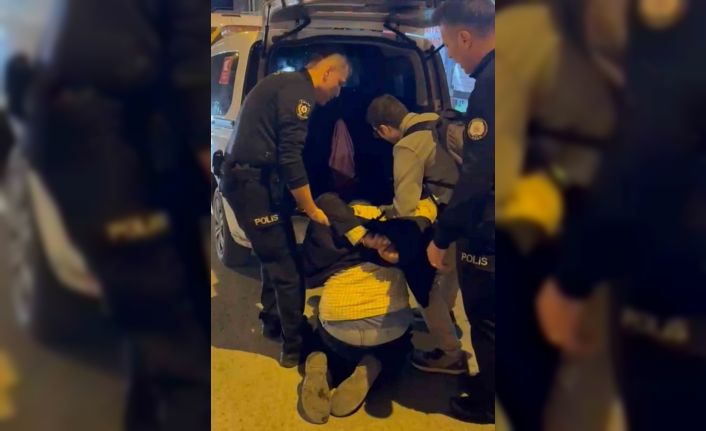 Agresif tavırları nedeniyle kendisine müdahale etmek isteyen polislere saldırdı