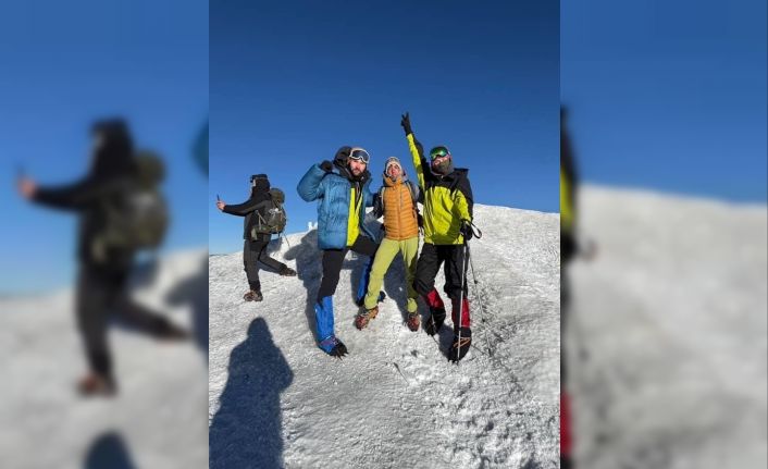Ağrı Dağı’nda dağcılar zirveye ulaştı