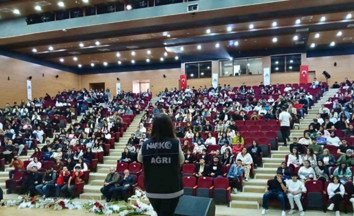 Ağrı Emniyetinden üniversite öğrencilerine güvenli yaşam ve bilinçli internet eğitimi