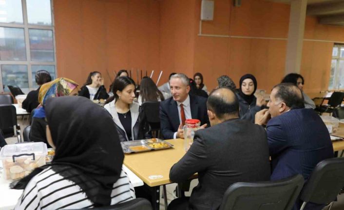 Ağrı Milli Eğitim Müdürü Kökrek, öğrencilerle bir araya geldi